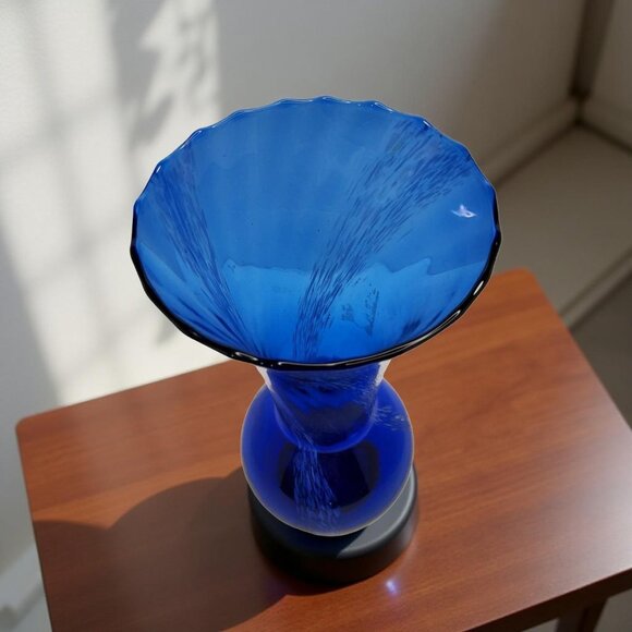 Vintage Cobalt Blue and white swirl hand blown art glass vase. - Picture 5 of 8